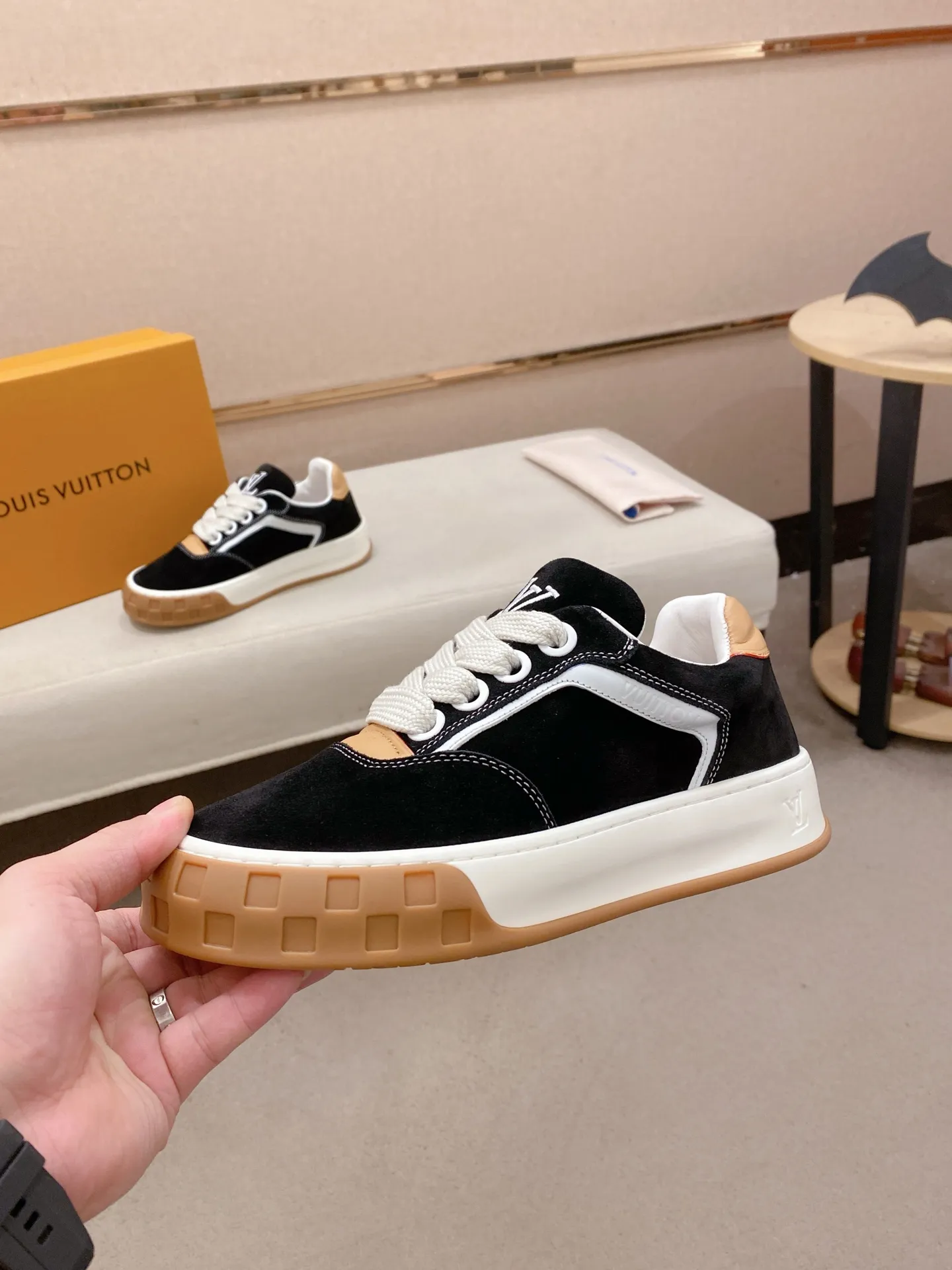 Factory price: 480💰 LV 🫏The colorful interpretation of BUTTERSOFT sneakers combines sheepskin, The colorful interpretation of LV BUTTERSOFT sneakers combines sheepskin and calfskin for a super soft feel. Designed by Pharrell Williams, this '60s-inspired shoe features a padded upper that's been crafted by Louis Vuitton craftsmen to further enhance the comfort of the leather. In addition to the LV initials, it features multiple signatures, including natural leather trim and an embossed pattern of Pharrell Williams and lobster on the side, referencing the Fall/Winter 2025 men’s show. A must-have artifact for fashionistas✅ Code number 38-44